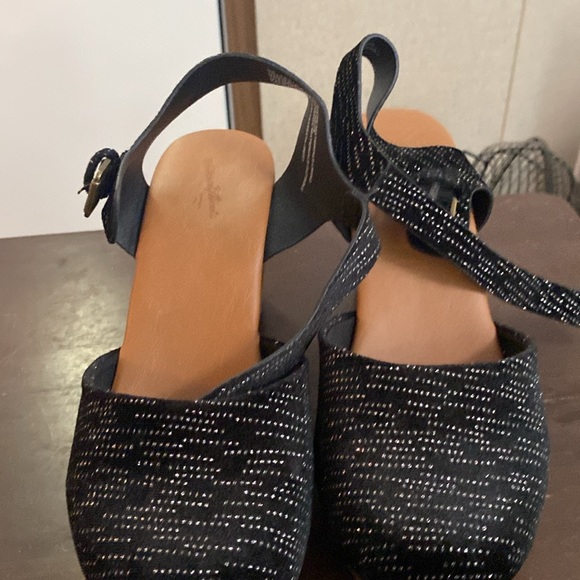 Universal Thread - Picture 2 of 3